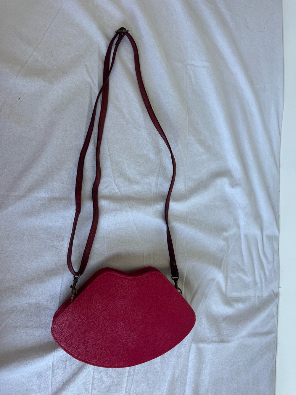 Jingpin red studded lips purse mwah faux leather adjustable strap rockabilly kis - Picture 3 of 13